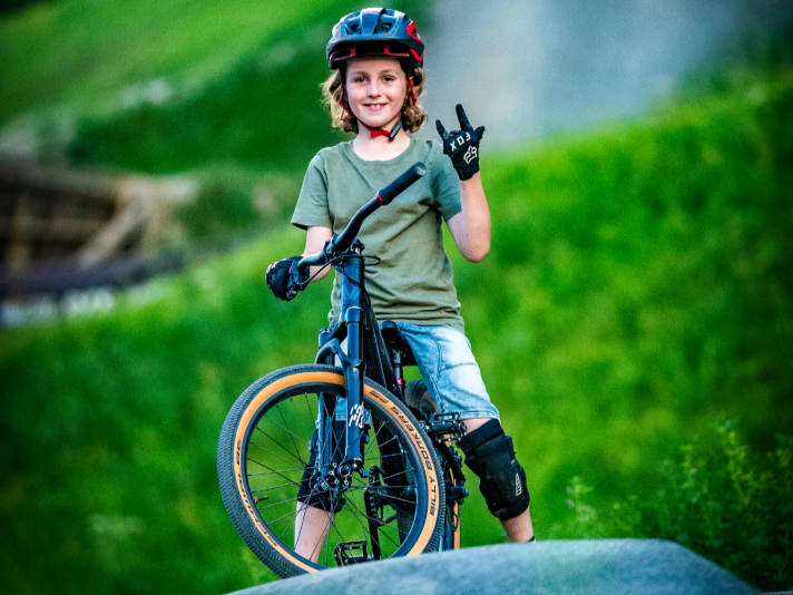 Toni auf dem Pumptrack des Bikepark Leogang. Unweit davon führt der Rennkurs des VPace Kids Cup gen Tal.