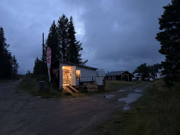 Peu de civilisation signifie aussi peu de ravitaillement. Mais alors, cette petite oasis - accompagnée de la question : qui ouvre un magasin dans cette solitude ?