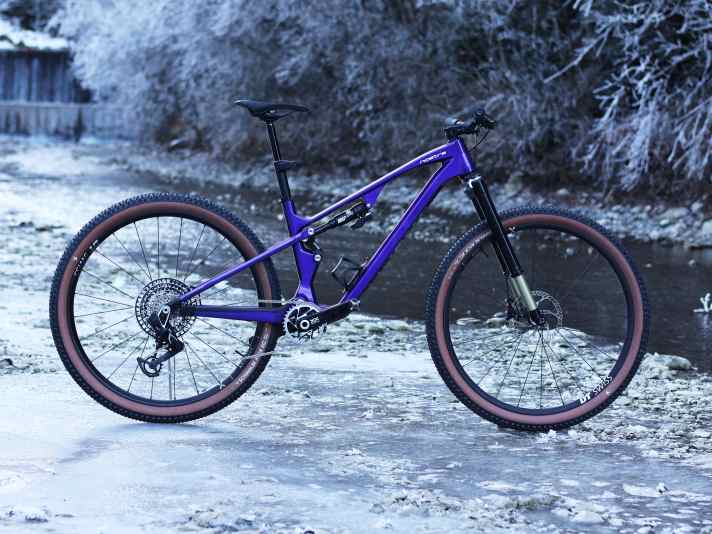 The geometry of the Nostra cross-country bike has a modern design with a 65-degree head angle and extra-short seat tubes.