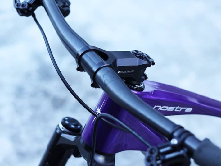 Bei Nostra setzt man wo immer möglich auf hochwertige Parts aus europäischer Produktion, wie zum Beispiel Vorbauten von Intend und Carbon-Lenker von Bike Ahead aus Deutschland.