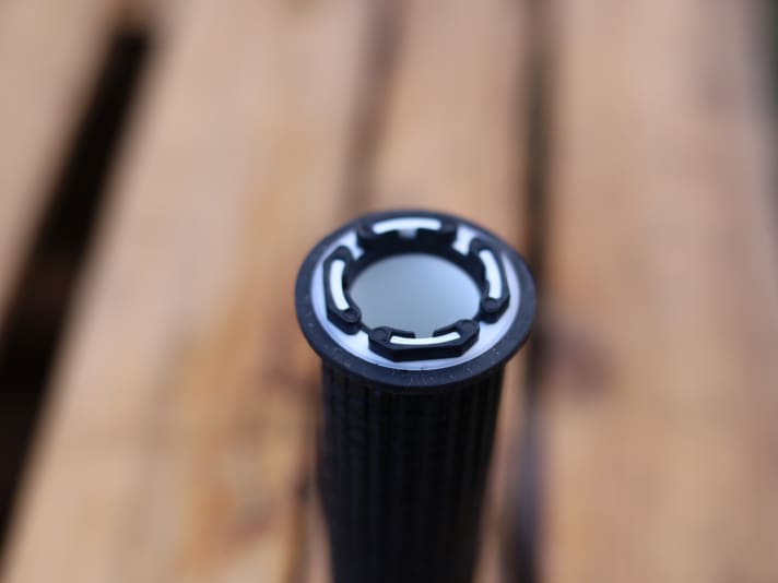 This is where the music plays: the grip itself has no contact with the handlebars and is mounted in small rubber buffers.