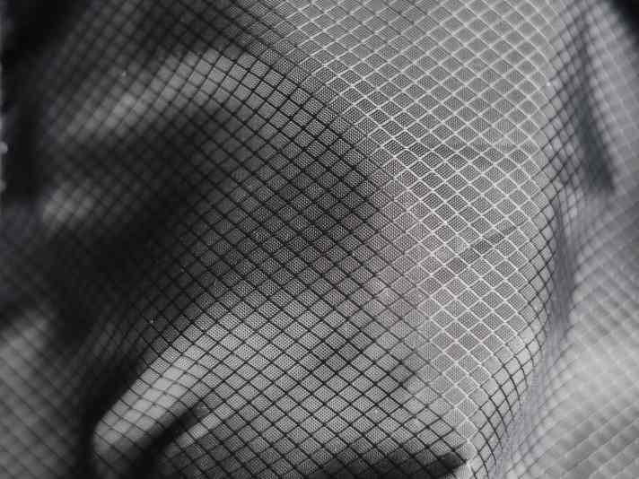 Hoses, cables and compact compressors are hidden under the robust outer material. All in all, this adds up to quite a bit of weight.