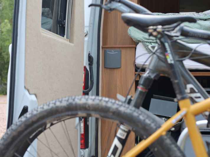 The fresh water for the camper is filled in behind the grey flap. It's good that the hinged doors can be fully opened with the Eufab SD260.