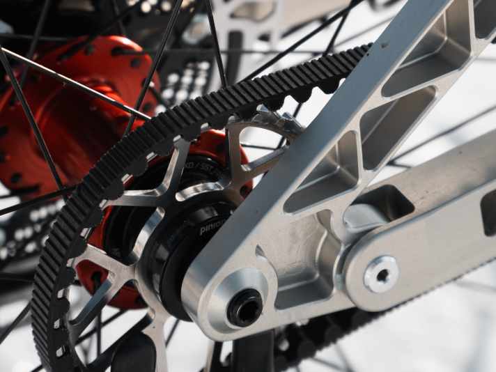 Das Hott Cycles Alice kombiniert Alu-Frästeile mit einem Riemenantrieb und soll auch dank Pinion-Getriebeschaltung besonders wartungsarm sein.