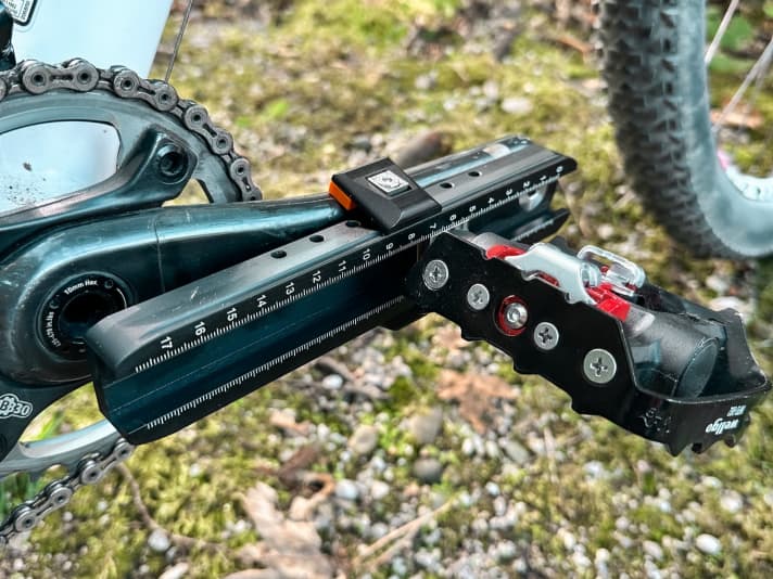Thanks to the aluminium rail and 3D-printed clamping jaws, the adapter from Wexelpunkt is flexibly adjustable.