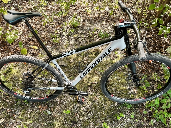 It looks like a normal bike, but thanks to the crank adapter it can also be ridden with a knee with limited mobility.