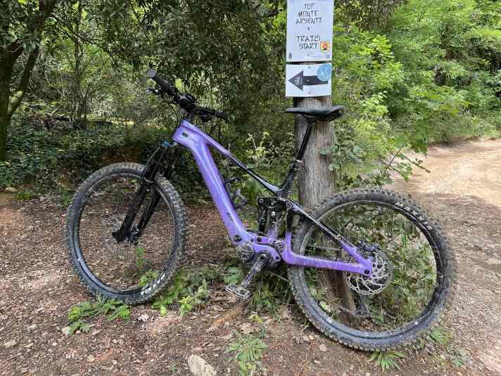 Das geht locker bis ganz nach oben - auch mehrmals. Mit dem Liv Intrigue X Advanced E+ Elite 2 kommt man auf den Toskana-Trails schnell in Uphill-Flow.