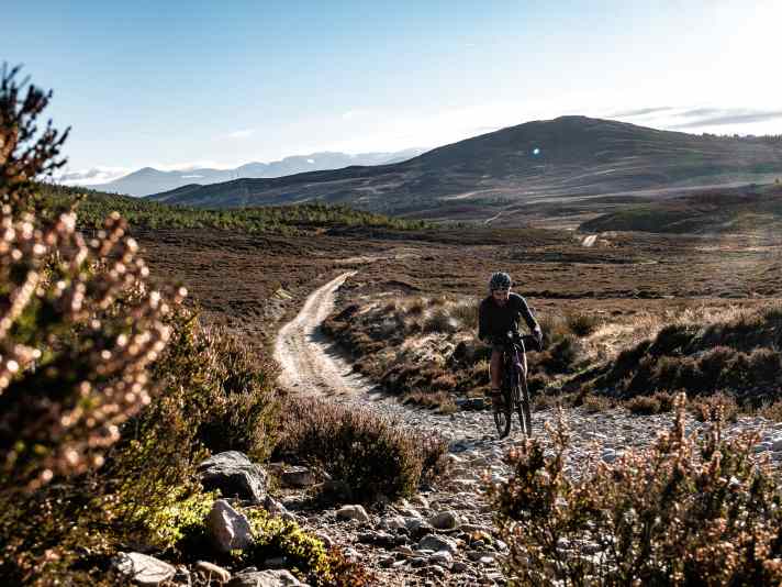 The technical details are complemented by atmospheric photos of the landscape and local insider tips from the author.