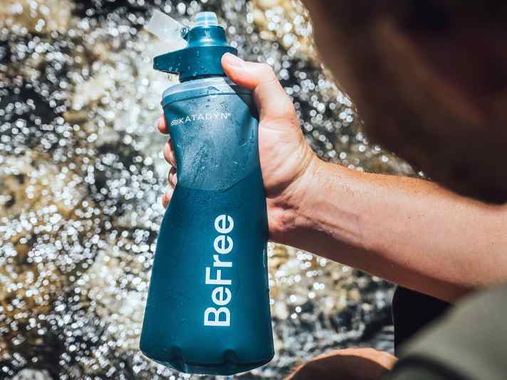 Die kleine Katadyn Trinkflasche mit 0,5 Liter Volumen passt immer in den Rucksack.