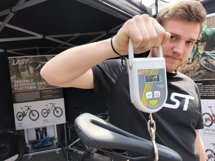 Die Waage beweist: leichte und abfahrtsstarke Bikes sind möglich.