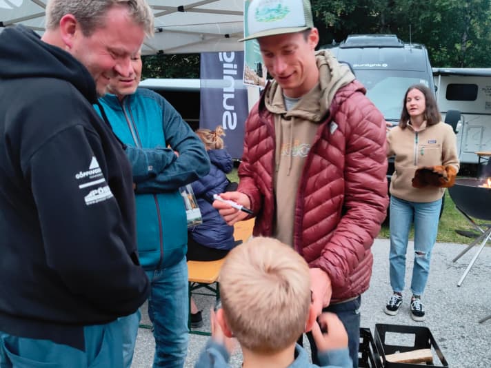 Jasper Jauch - auch Gast beim Camp and Ride - kommt seinen Pflichten als Star nach und gibt Autogramme an andere Gäste des Campingplatzes in Sölden.