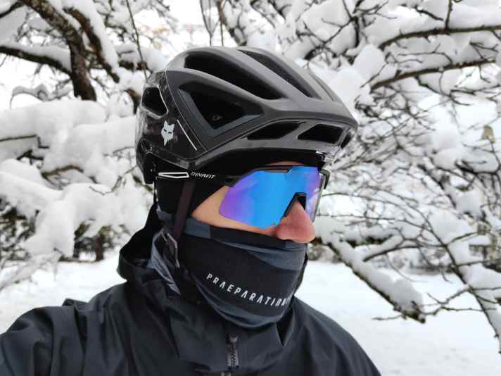 Radfahren im Winter Radfahrer Portrait im Tiefschnee