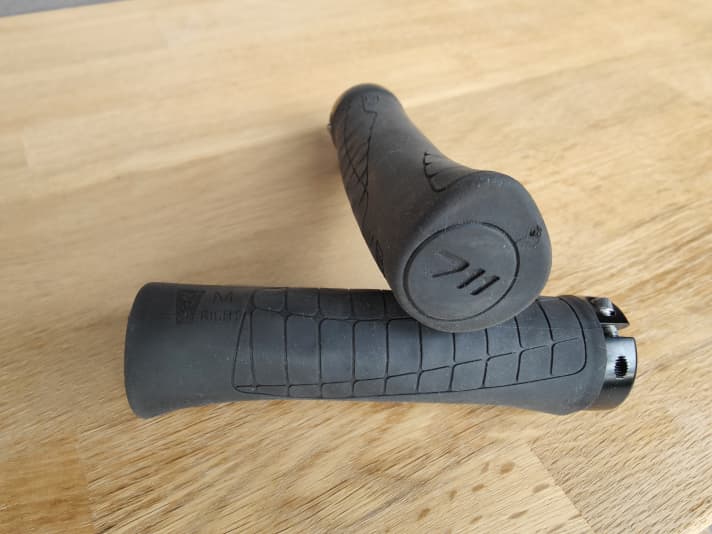 Ähnliche Ergonomie wie die neuen 7OX, aber dicker und tatsächlich klebrig.