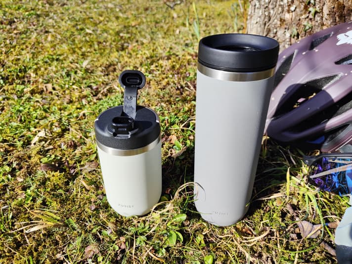 Frech getauscht: Der kleine Becher bekommt den Deckel der Thermosflasche und umgekehrt - weil es geht.