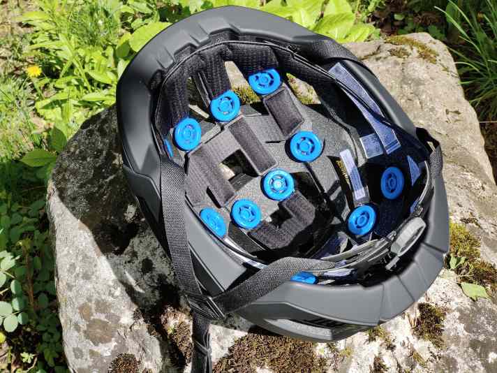 Insgesamt 12 kleine blaue “Turbinen” sitzen im Helm und sollen das Hirn bei einem Sturz vor Rotationskräften schützen.