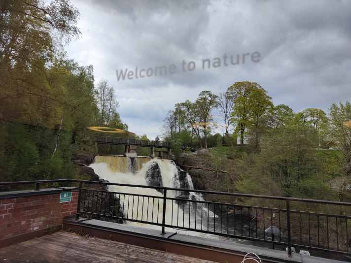 Der Granfoss-Wasserfall verschönert lange Meetings. "Welcome to Nature" - der Schriftzug auf der Konferenzraumscheibe macht das Motto von Norrona sehr deutlich.