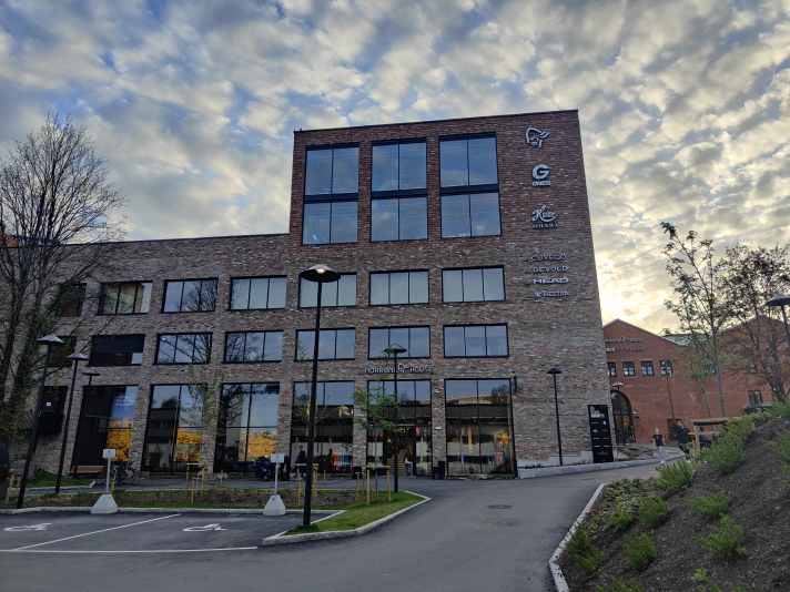 Vorne der moderne Teil des Shops, hinten rechts der historische Gebäudeteil des Firmensitzes von Norrona.