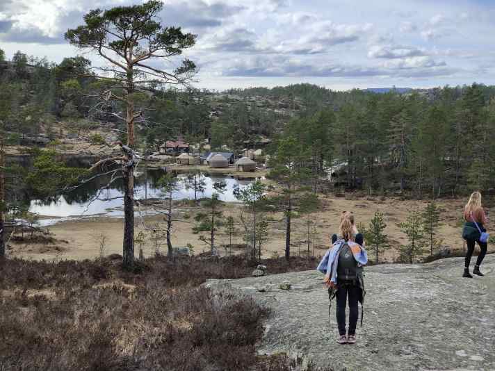 From a car park in the forest, you continue on foot for the last 2 kilometres until Canvas Camp suddenly appears at the bottom of the lake.
