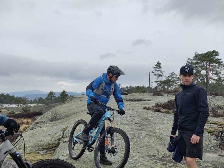 Geoff "Gully" Gulevich, well-known freerider and Rampage rider, and his colleague Remy Metailler are also taking part.