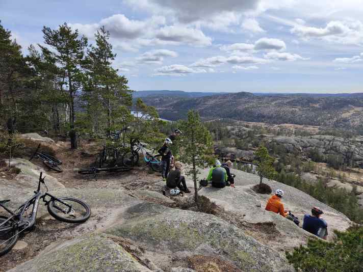Biken auf nacktem Gestein wie hier kann man in Norwegen - beim Canvas Camp von Norrona.