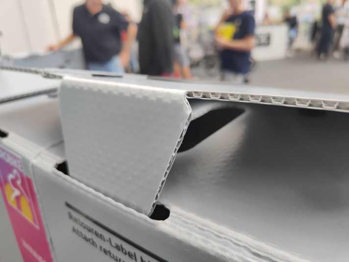 Sieht aus wie Pappe - ist aber Kunststoff und damit deutlich robuster als Papier.