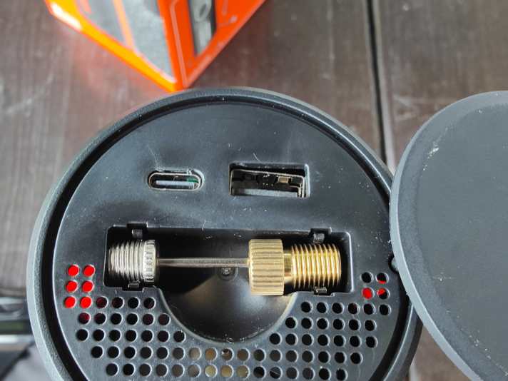 Valve adapter, USB-C input and USB output for charging other devices. However, the port here is mounted at an angle and may be defective - in any case, the charging function did not work.