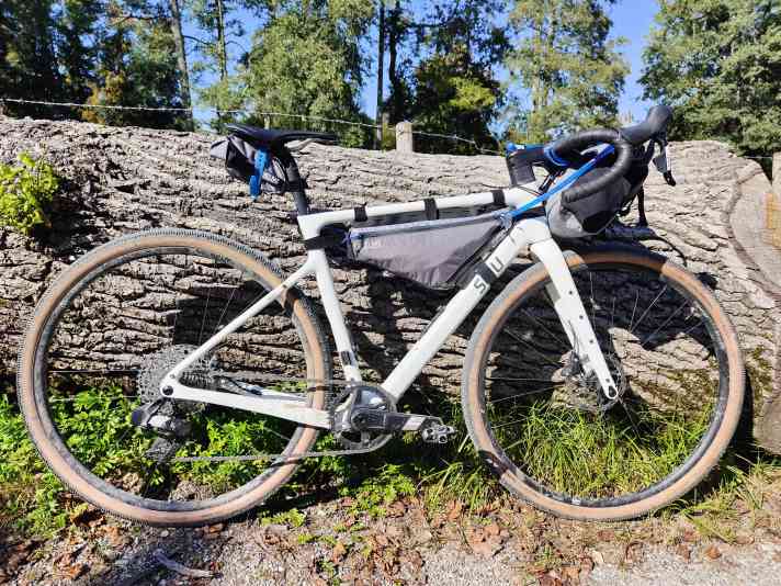 Also cuts a fine figure when packed, as here in the<a href="https://www.bike-magazin.de/ausruestung/fahrradtaschen/camelbak-bikepacking-robuste-fahrradtaschen-and-eine-trinkblase-fuer-die-rahmentasche/" target="_blank" rel="noopener noreferrer"> test of the Camelbak bikepacking bags.</a>
