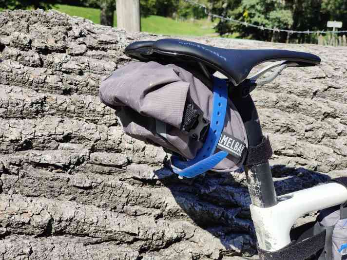 Wir hatten die kleine, einen Liter fassende Camelbak Satteltasche im Test. Sehr überzeugend!