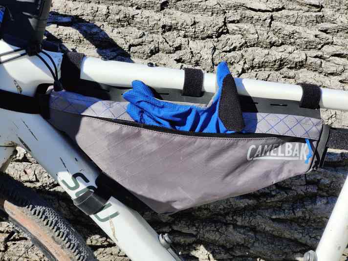 Ist die 2-Liter-Blase voll, passt nicht mehr viel in die Tasche