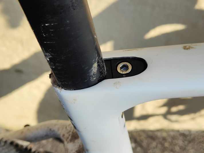 Very neat solution, but the screw needs 10 Nm of torque, which feels brutal on a carbon frame.