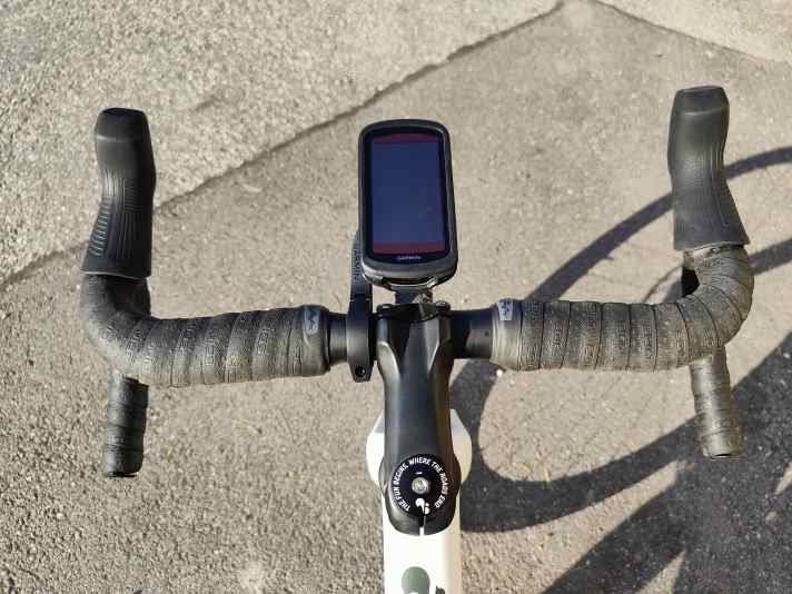The handlebar is 420 mm wide on the size M model and has the cushioning SQlab Gravel bar tape.