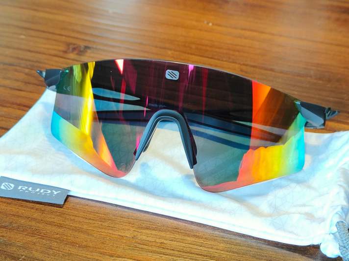 Unsere Test-Brille: Rudy Project Astral X Black Matte Rahmen mit Gläsern in Multi Laser Red