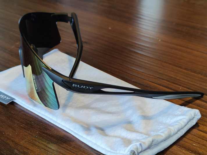 Closes well around the eyes. Depending on the shape of your face and head, there is still enough space for eyebrows or eyelashes. There is also no heat build-up behind the lenses.