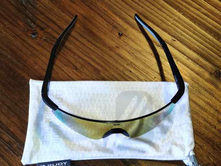 Die Bügel lassen an den Schläfen genug Platz. Insgesamt sitzt die Astral X aber sehr stabil am Kopf.