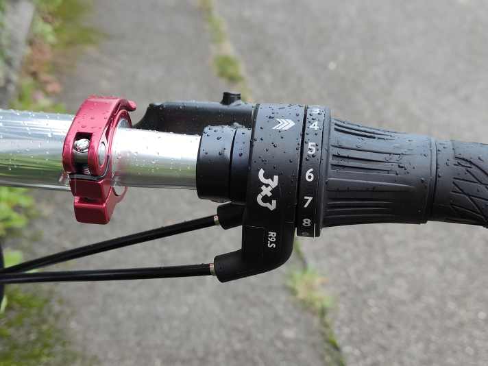 The 3X3 hub shifts with a twist grip. A short familiarisation period is enough. However, the distances between the gears are quite long.