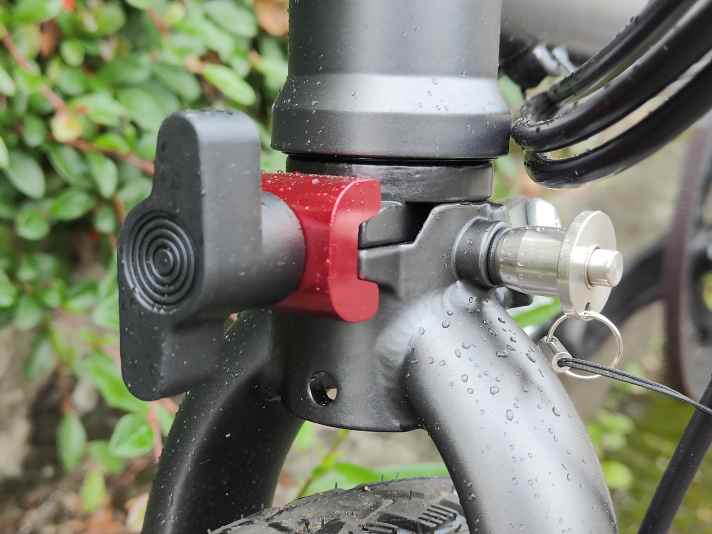 Better safe than sorry: the screw fixes the red clasp, the locking pin secures it.