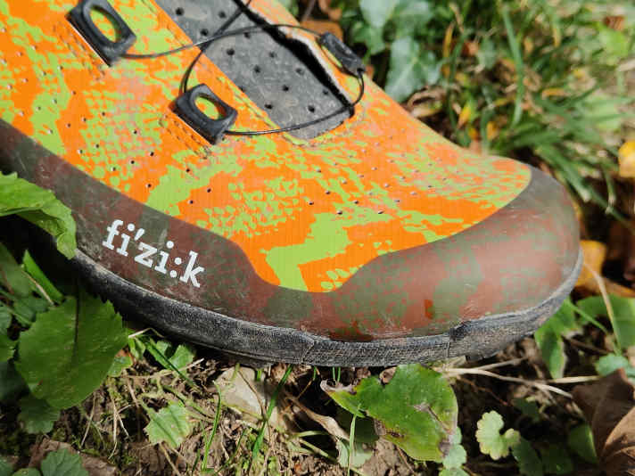 The toe box is stable and protects the foot. However, it is cut very long, leaving (too) much space on the tester's toes.