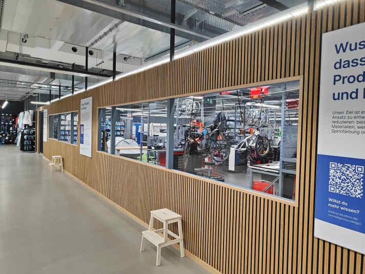 Die Werkstatt ist in die Münchner Decathlon-Filiale integriert. Man kann beim Arbeiten zuschauen.