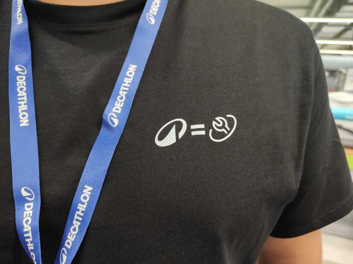 Decathlon = Service... für die Mitarbeitenden der neuen Münchner Werkstatt wurde das offizielle Logo ein wenig abgewandelt.