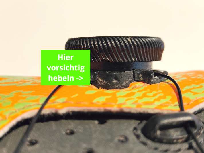 Zur Reinigung oder bei zu starker Belastung klippt das BOA Dial ab.