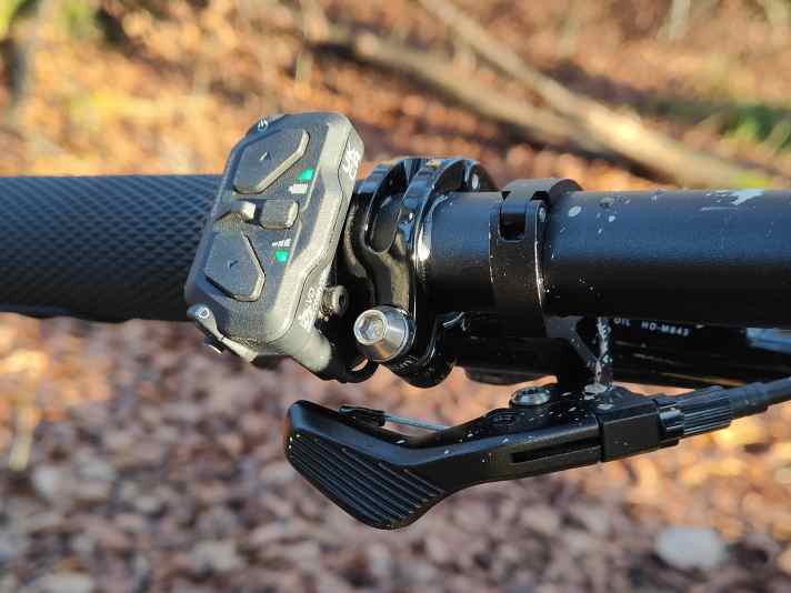 The external motor control has 5 buttons, the small centre button can be assigned individually.