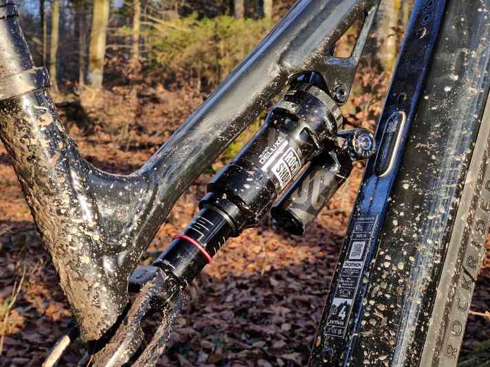 The shock generates 150 mm of travel and can be adjusted both closed and in rebound and compression.