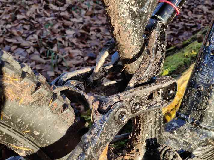 Das wird es im winterlichen Dauertest des Decathlon Bikes öfter geben: Matsch und Dreck von allen Seiten.