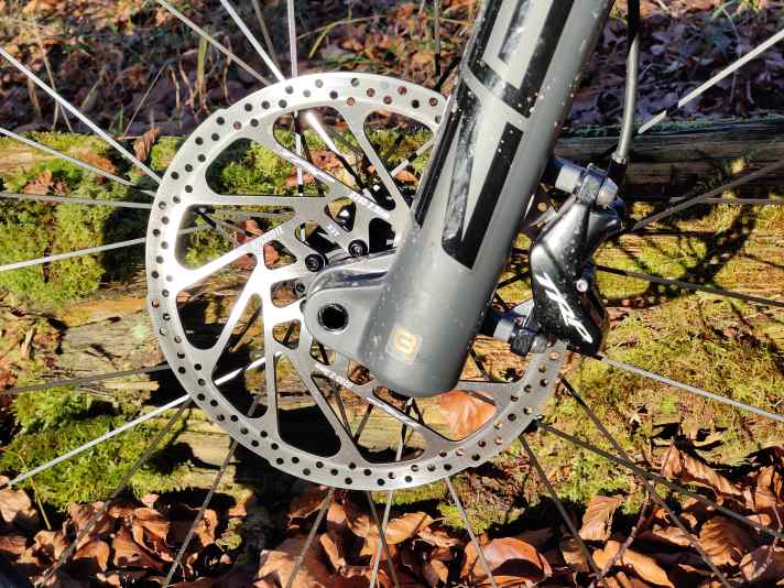 Die 203 mm großen Bremsscheiben von TRP sorgen für Kontrolle in allen Lagen.