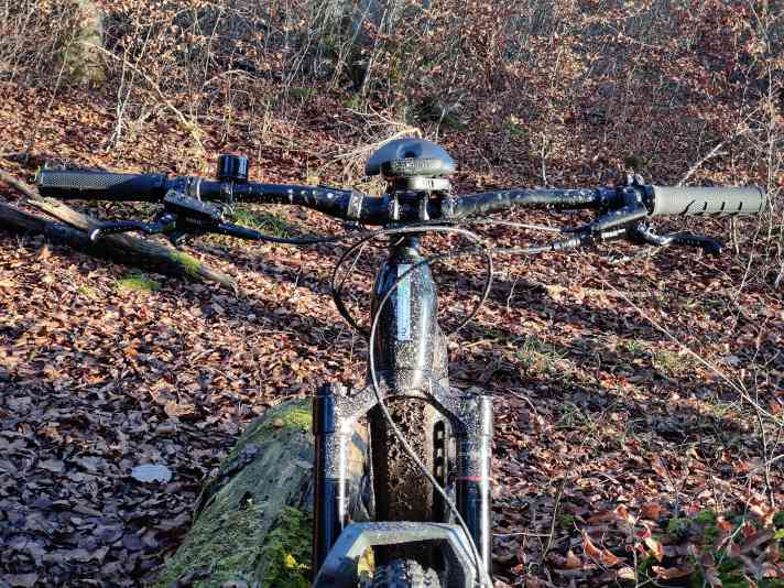 Classic width of 780 mm. For people who choose a bike in M, but often too wide.