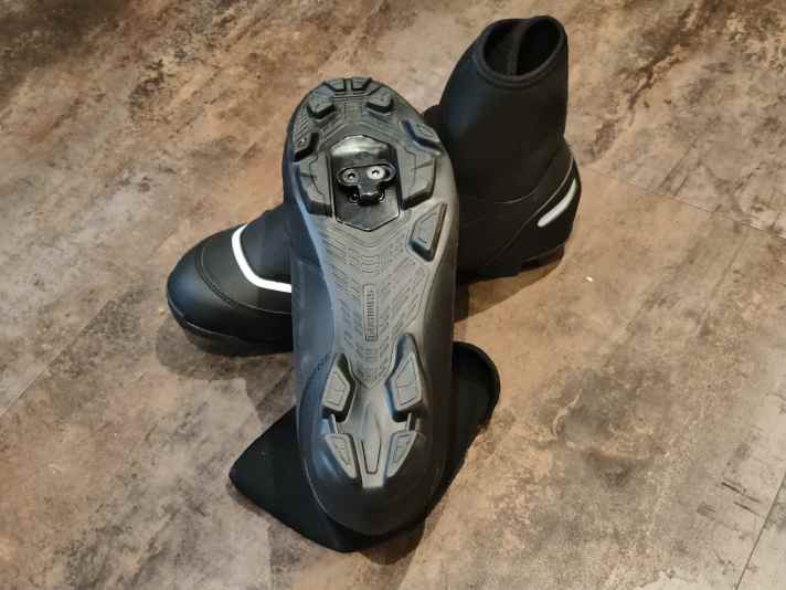 The sole is not very stiff, so it is comfortable to walk on, but not made for hard pedalling.