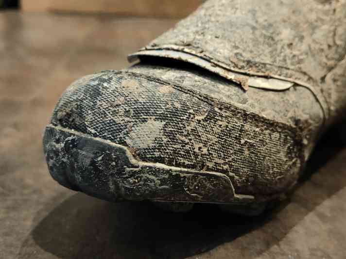 Even after several hours of mud-slinging, nothing went through the seams.