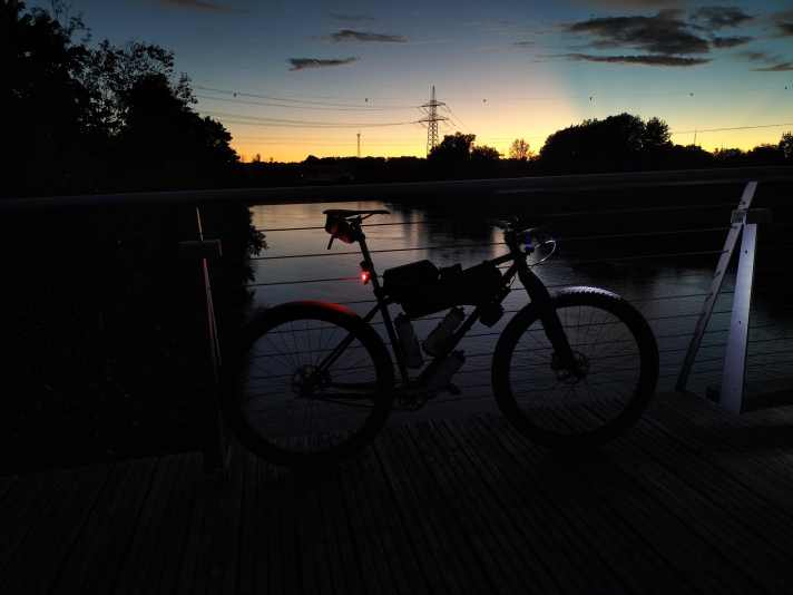 Tageslicht aus, Akkulicht an: Knapp vier Stunden verläuft der Track durch die Dunkelheit.