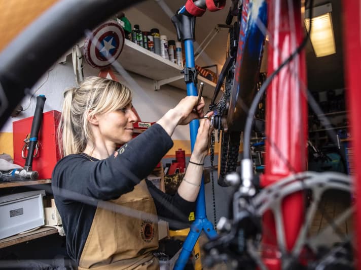 Wrenching sessions are the perfect way for team rider and mum Julia Schäfer to relax after a stressful day. 