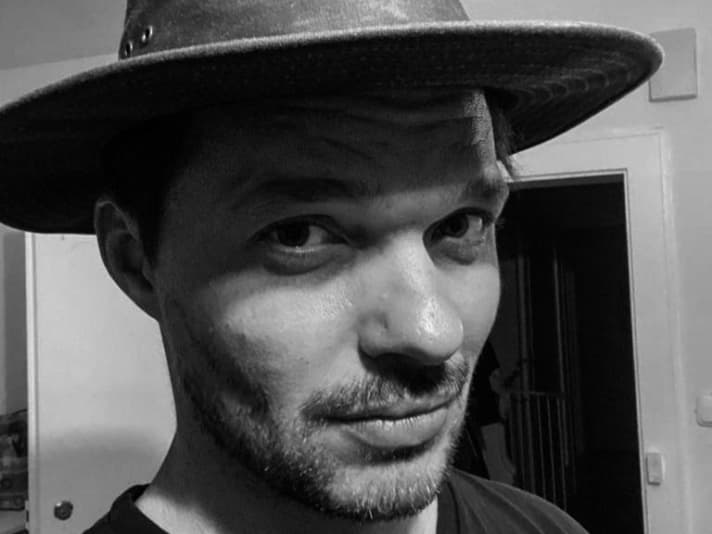 Julian Mothes, Tester